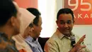 Menteri Pendidikan dan Kebudayaan, Anies Baswedan (kanan) menyampaikan argumennya dalam diskusi "Mencari Kurikulum yang Maksimum" di Jakarta, (13/12/2014). (Liputan6.com/Helmi Fithriansyah)