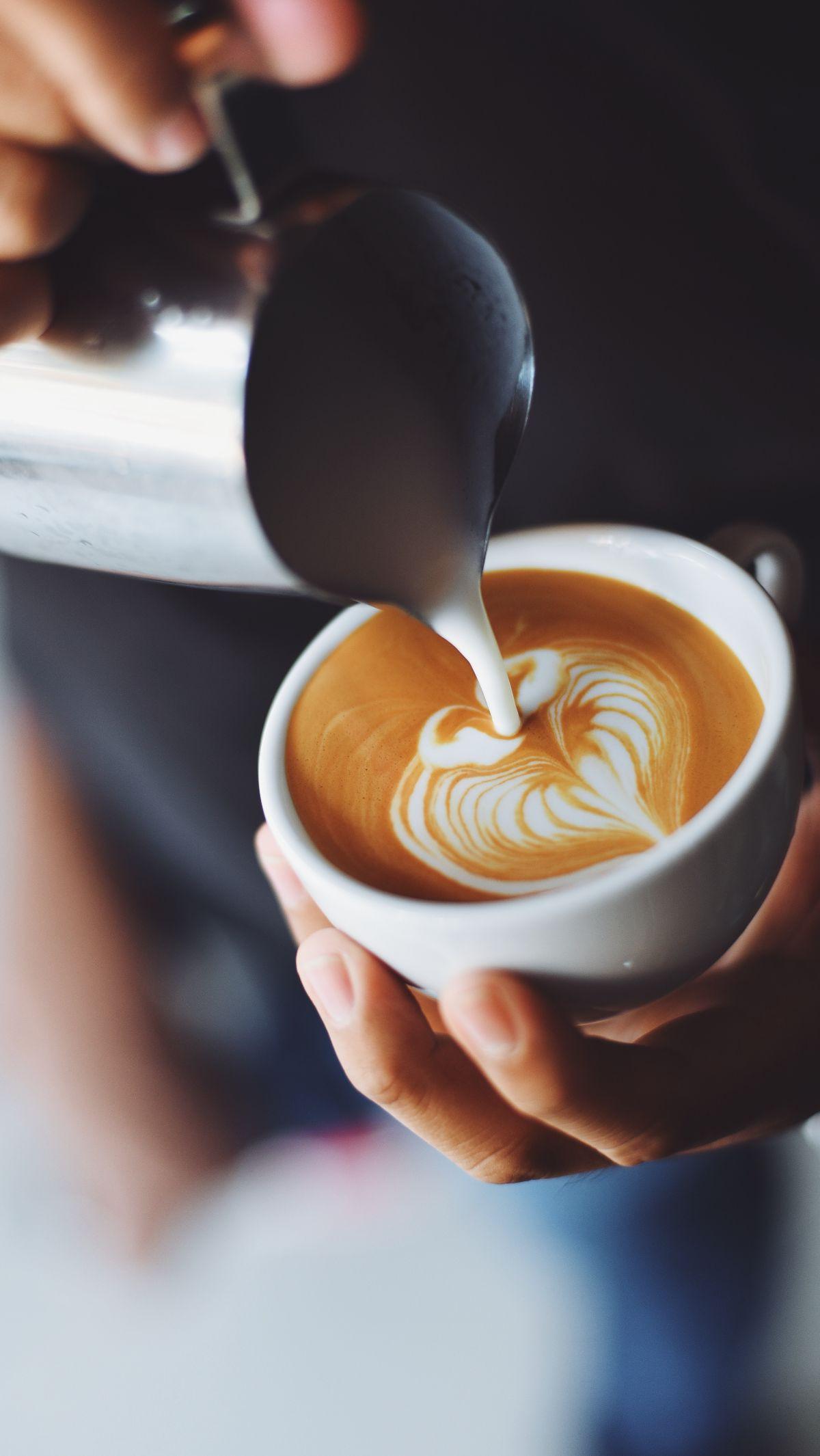 Penting untuk diingat bahwa efek-efek di atas mungkin tidak dialami oleh semua orang dengan cara yang sama.<br><br><br><br>Jika Anda ingin tetap menikmati kopi susu setiap hari, pertimbangkan untuk mengurangi tambahan gula, memilih varian rendah kafein, d