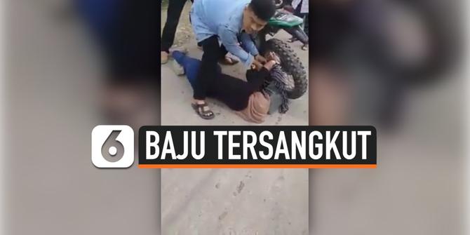 VIDEO: Pakai Baju Tunik, Wanita ini Tersangkut di Motor