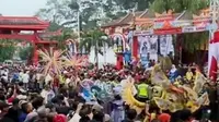 Aksi unjuk rasa ratusan warga Kalianak menuntut perbaikan jalan, hingga sejumlah daerah di Tanah Air merayakan Cap Go Meh.