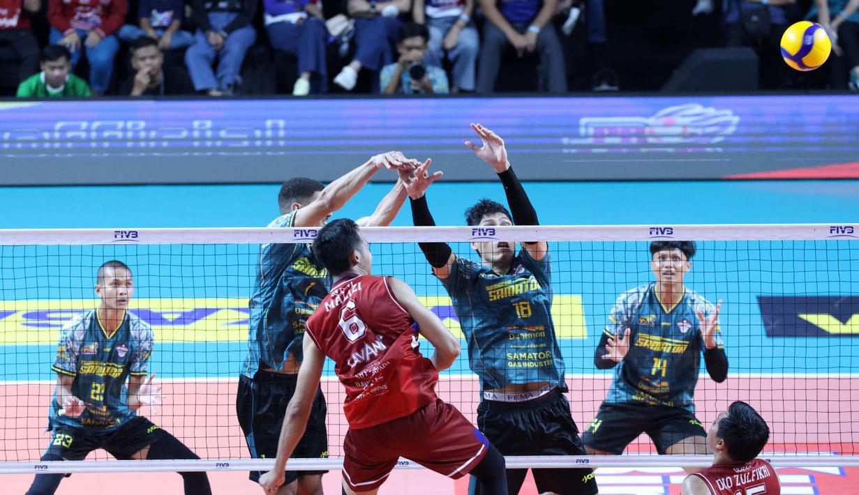 ​Tertinggal satu set membuat pelatih LavAni, David Lee, mengubah strategi. Ia menginstruksikan Boy Arnes untuk tampil lebih agresif dan fokus dalam menekan lini belakang Samator. Strategi ini terbukti ampuh dan membuat LavAni memenangkan tiga set beruntun. (Dok. PBVSI)