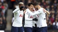 Striker Tottenham Hotspur Son Heung-min (tengah) bersama rekan satu timnya merayakan gol ke gawang Aston Villa dalam pertandingan Liga Inggris di Villa Park, Birmingham, Sabtu 9 April 2022. (Barrington Coombs/PA via AP)