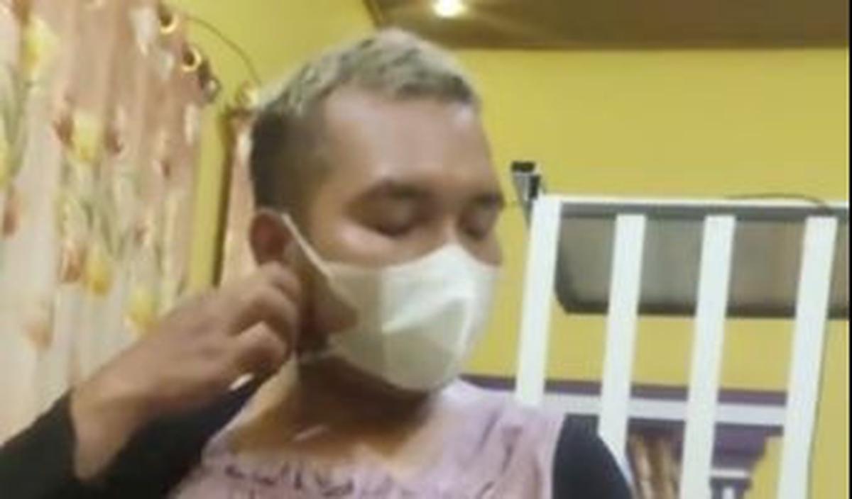 “Malas aku kalo disuruh kayak gini ini,” timpal suaminya menggunakan Bahasa Jawa.