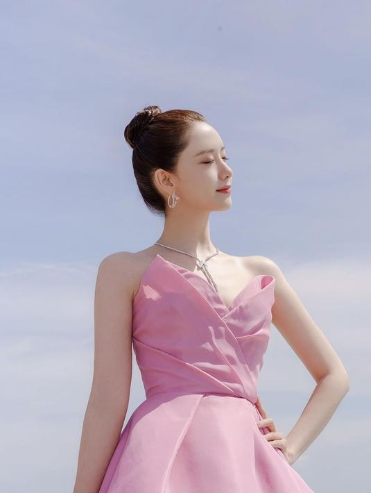 Selain itu, riasan makeup-nya tampak minimalis namun tetap memancarkan pesona yang bersinar. (FOTO: instagram.com/yoona__lim/)