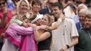 Selebrasi petenis tunggal putri Republik Ceska, Marketa Vondrousova bersama anggota keluarga setelah mengalahkan petenis Tunisia, Ons Jabeur pada laga final turnamen tenis Wimbledon 2023 di All England Lawn and Tennis Club, London, Sabtu (16/7/2023) malam WIB. (AP Photo/Alberto Pezzali)