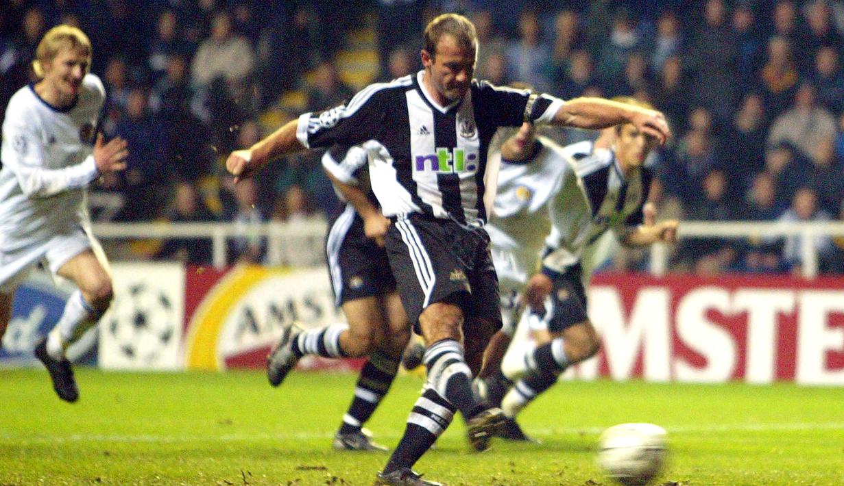 Alan Shearer. Pemain yang menjadi top skor sepanjang masa Liga Inggris dengan raihan 260 gol ini terkenal tajam dalam mengeksekusi peluang di depan gawang lawan. Tak Terkecuali saat mengeksekusi penalti, yang dibuktikan dengan 8 gol dari tendangan penalti pada tahun 1999. (AFP/Odd Andersen)