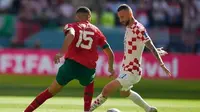 Duel Marcelo Brozovic dan Selim Amallah dalam laga Maroko vs Kroasia di Piala Dunia 2022, Rabu (23/11/2022). (AP Photo/Aijaz Rahi)
