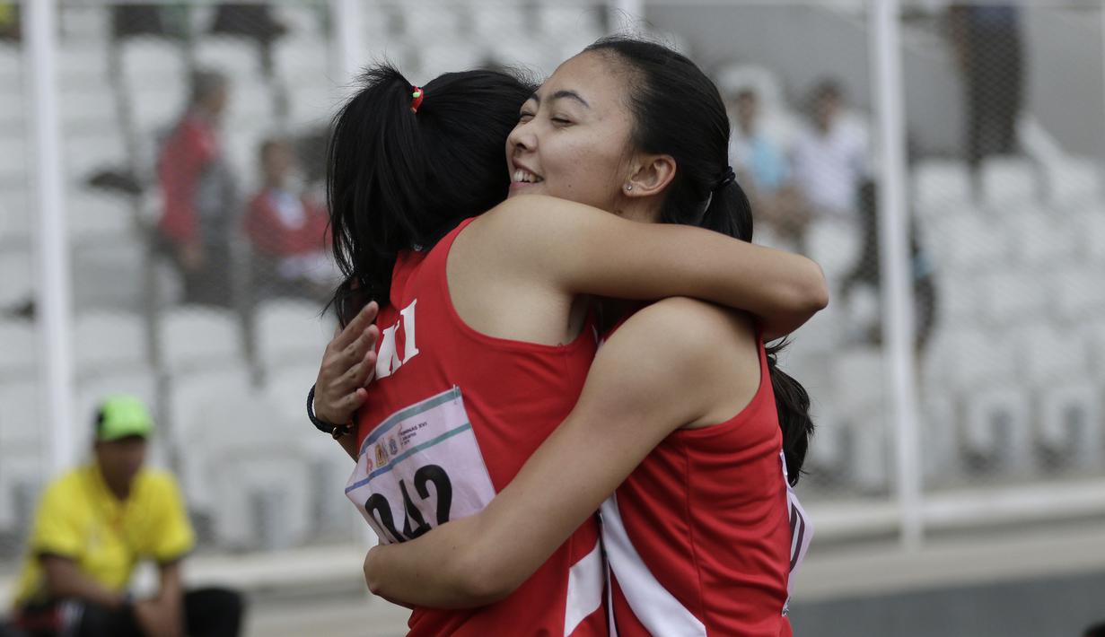 Tim putri DKI Jakarta merayakan kemenangan di nomor lari 4x100 meter estafet pada Kejuaraan Pomnas XVI 2019 di Stadion Madya, Senayan, Jakarta, Rabu (25/9). Tim putri Jakarta raih emas di nomer 4x100 meter estafet. (Bola.com/Yoppy Renato)