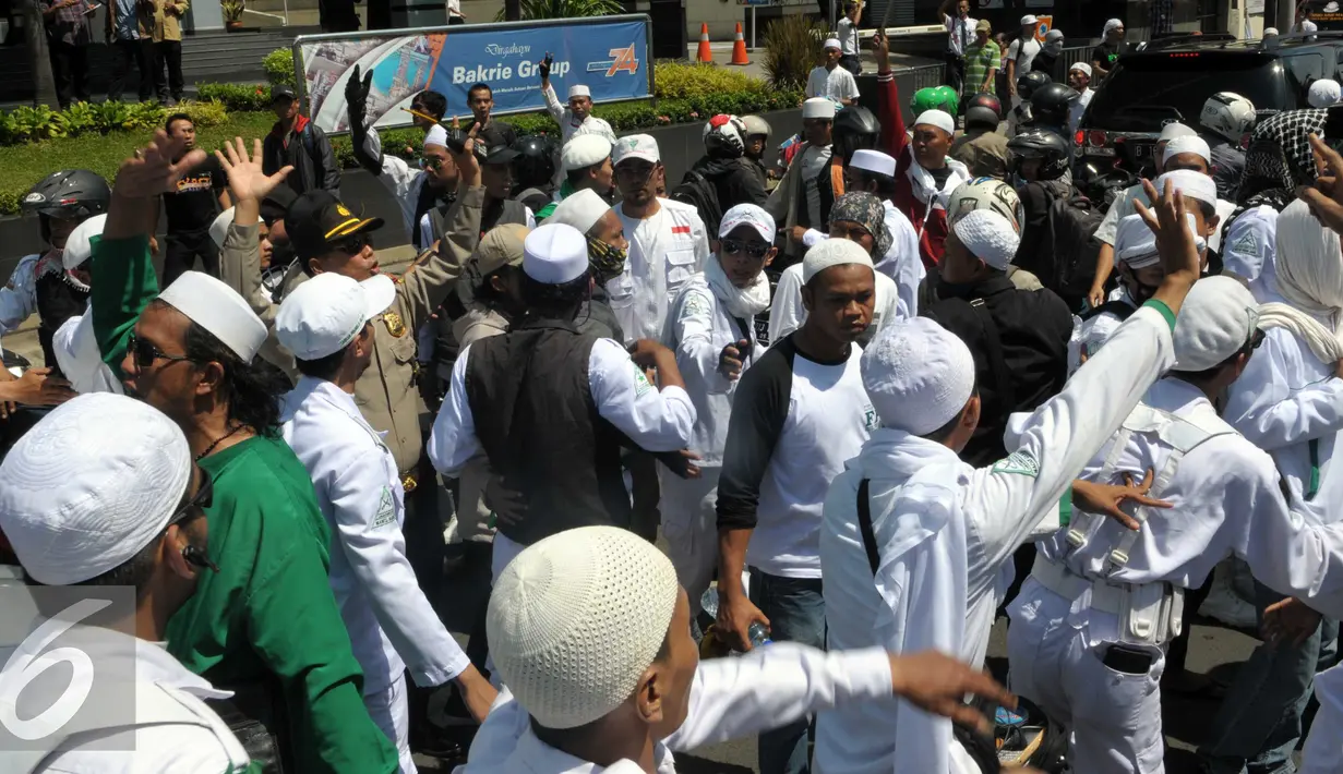 Sejumlah Massa FPI memblokir jalan ke arah menteng dari kuningan saat mengelar aksi , Jakarta, Senin (4/4). Massa tersebut marah akibat lamanya utusan dari mereka untuk bertemu dengan pihak KPK. (Liputan6.com/Helmi Afandi)