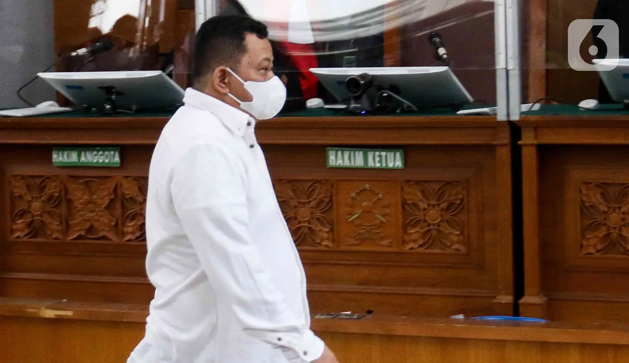 Terdakwa kasus pembunuhan Brigadir Yosua, Kuat Ma'ruf memberikan seusai menjalani sidang dengan agenda pembacaan vonis dari majelis hakim di PN Jakarta Selatan, Selasa (14/2/2023). Kuat divonis 15 tahun penjara dalam sidang pembacaan putusan perkara kasus pembunuhan berencana terhadap Brigadir Yosua. (Liputan6.com/Herman Zakharia)