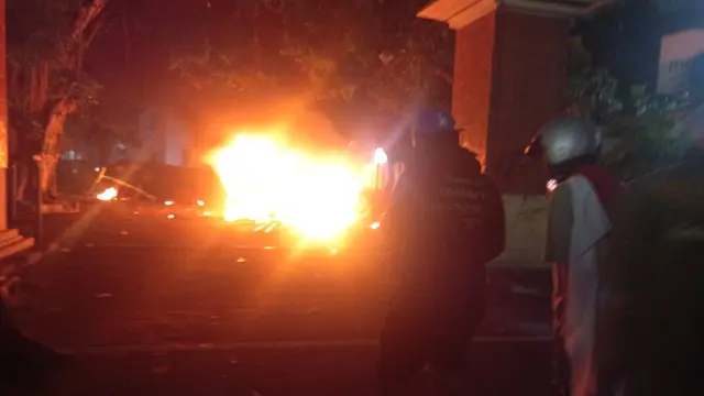 Demo di Polda DIY ricuh, massa bakar mobil dan rusak pagar