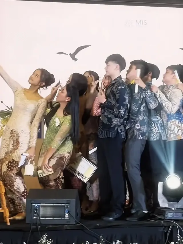Aisha Amira Ganesha Putri Giring Ganesha dan Cynthia Riza  di Momen Kelulusan. [@giring]