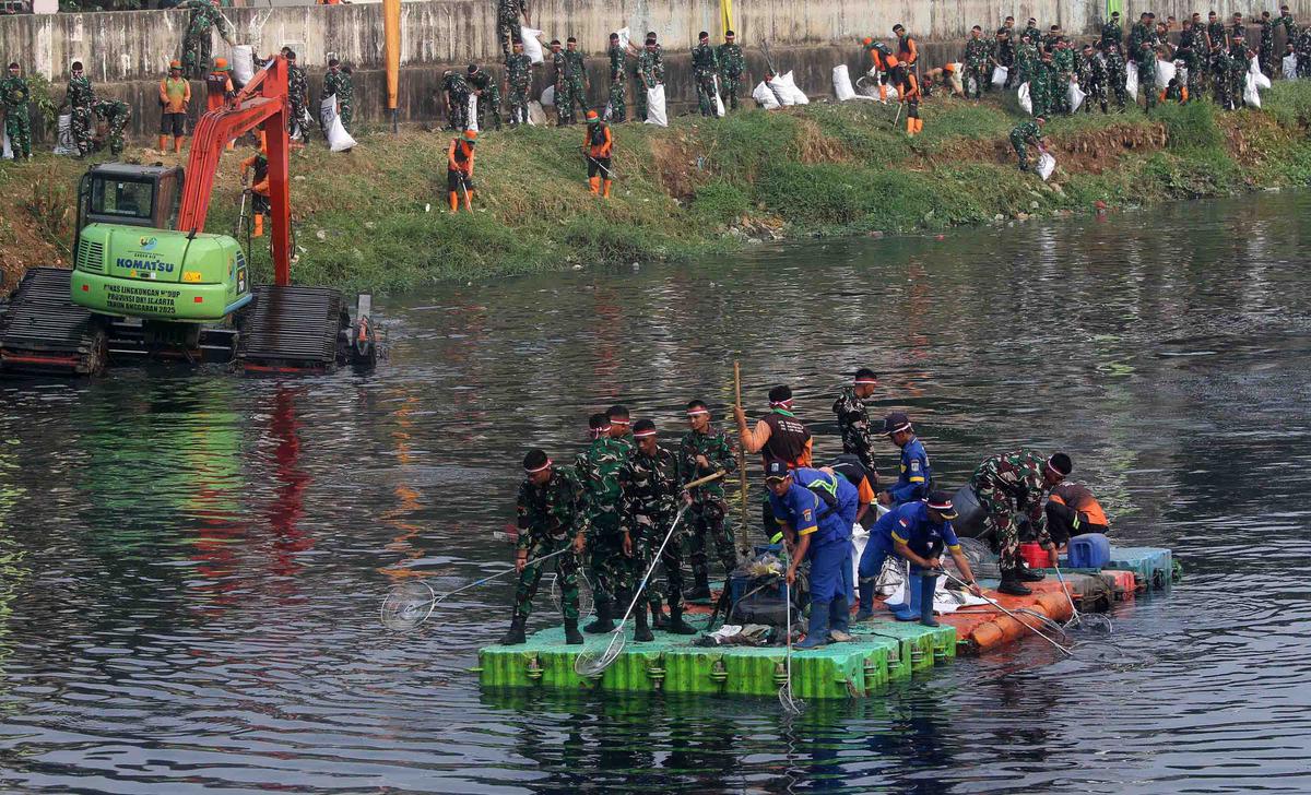 Jelang HUT RI TNI Polri dan PPSU Bersihkan Kanal Banjir Barat