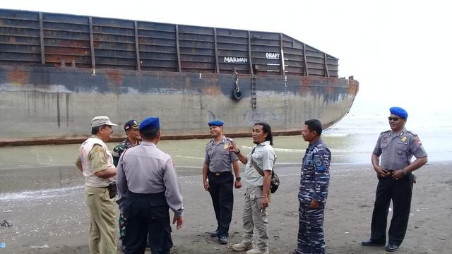 Kapal tongkang bernomor lambung PST.115 Batam/GT. 4334 /6382i PPM 2014/300 Feet ditemukan terdampar tanpa kru atau ABK di Pantai Pemalang. (Foto: Liputan6.com/Polres Pemalang/Muhamad Ridlo)