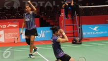 Pebulutangkis ganda putri Indonesia, Greysia Polii/Nitya K Maheswari melakukan selebrasi usai menumbangkan Amelia Alicia Anscelly/Soong Fie Cho (Malaysia) di Total BWF World Championships 2015, Jakarta, Jumat (14/8/2015). (Liputan6.com/Helmi Fithriansyah)