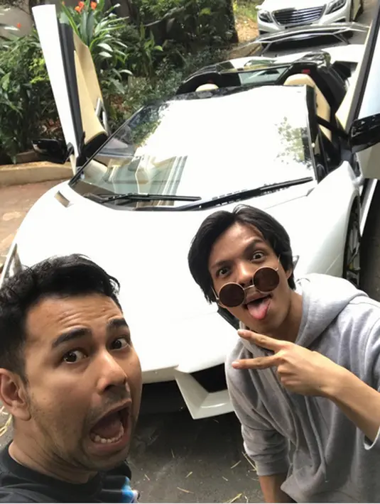 "apabila ada kendaraan yg habis di bulan ini, saya sedang proses dan pasti saya bayar atau bahkan ada kendaraan yang sudah terjual akan saya lakukan pemblokiran secepat ny," tulis Raffi Ahmad dalam keterangan video klarifikasi. (Instagram/raffinagita1717)