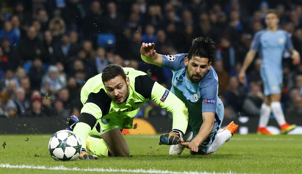 Pemain Manchester City, Nolito, berebut bola dengan kiper Celtic, Craig Gordon, pada laga terakhir Grup C Liga Champions di Stadion Etihad, Selasa (6/12/2016). (Action Images via Reuters/Jason Cairnduff)