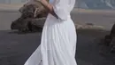 Gisel saat menari untuk syuting video musik dari Setian Band di Gunung Bromo.  Dalam keterangannya Gisel mengucapkan Trimakasih kang @charly_setiaku dan team buat kesempatannya..
Jadi akhirnya pecah telor deh main jg ke Bromo stlh puluhan tahun jadi arek Suroboyo. (Instagram/gisel_la)