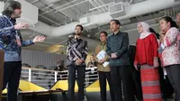 Presiden Joko Widodo mendengarkan presentasi dari Jason Titus, Vice President Developer Product Group Google (Google Indonesia)