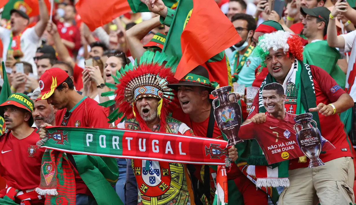 Pendukung timnas Portugal bersorak sebelum pertandingan grup F Euro 2020 kontra Hungaria di stadion Ferenc Puskas di Budapest, Selasa (15/6/2021). Pertandingan yang dimenangkan Portugal 3-0 itu dihadiri lebih dari 60.000 penonton atau kapasitas maksimal Stadion. (BERNADETT SZABO/POOL/AFP)