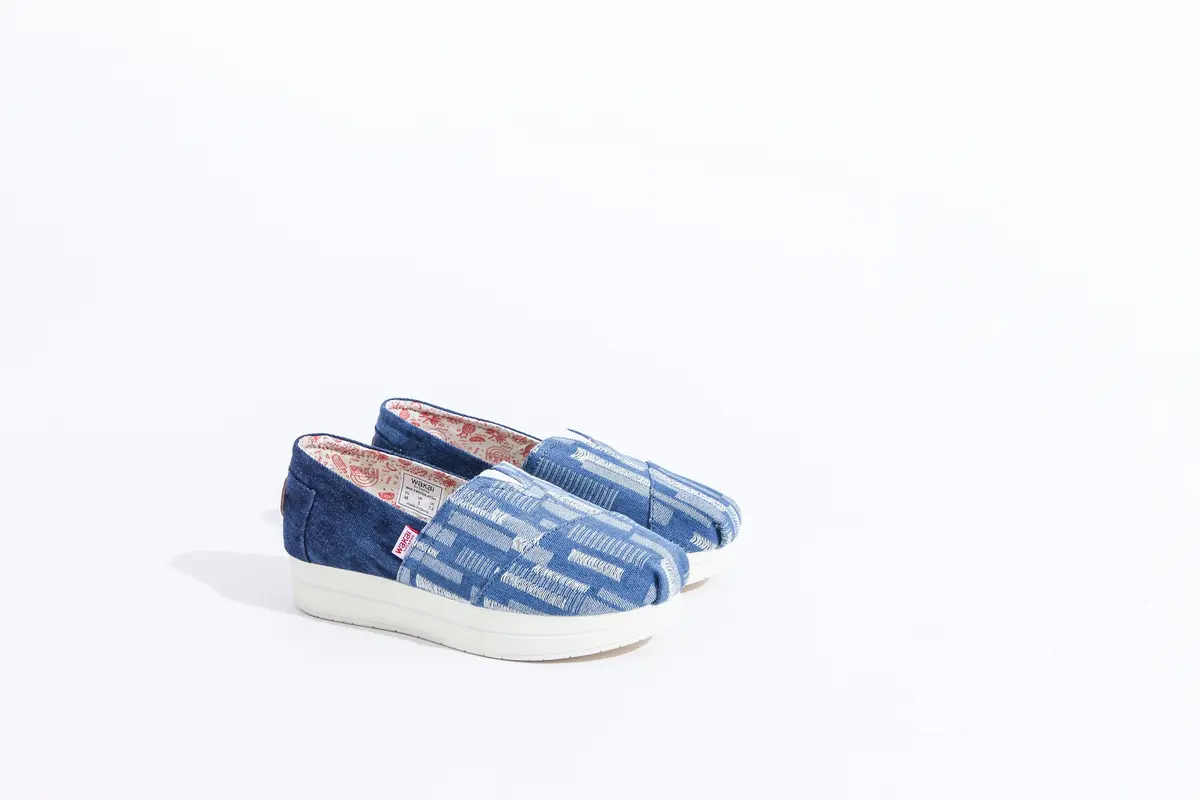 Teknik Menyulam Kain Jepang Diaplikasikan Jadi Motif Sneakers