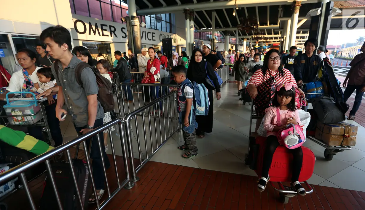 Calon penumpang antre masuk ke Terminal 1C Bandara Soekarno-Hatta, Tangerang, Selasa (20/6). H-5 jelang Lebaran, keramaian mulai terasa di terminal keberangkatan dan kedatangan penerbangan domestik di bandara Soetta. (Liputan6.com/Johan Tallo)