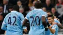 Penyerang Manchester City, Sergio Aguero melakukan selebrasi usai mencetak gol kegawang Newcastle United pada lanjutan liga Inggris di St James 'Park (20/4). Newcastle bermain imbang atas City dengan skor 1-1. (Reuters / Lee Smith)