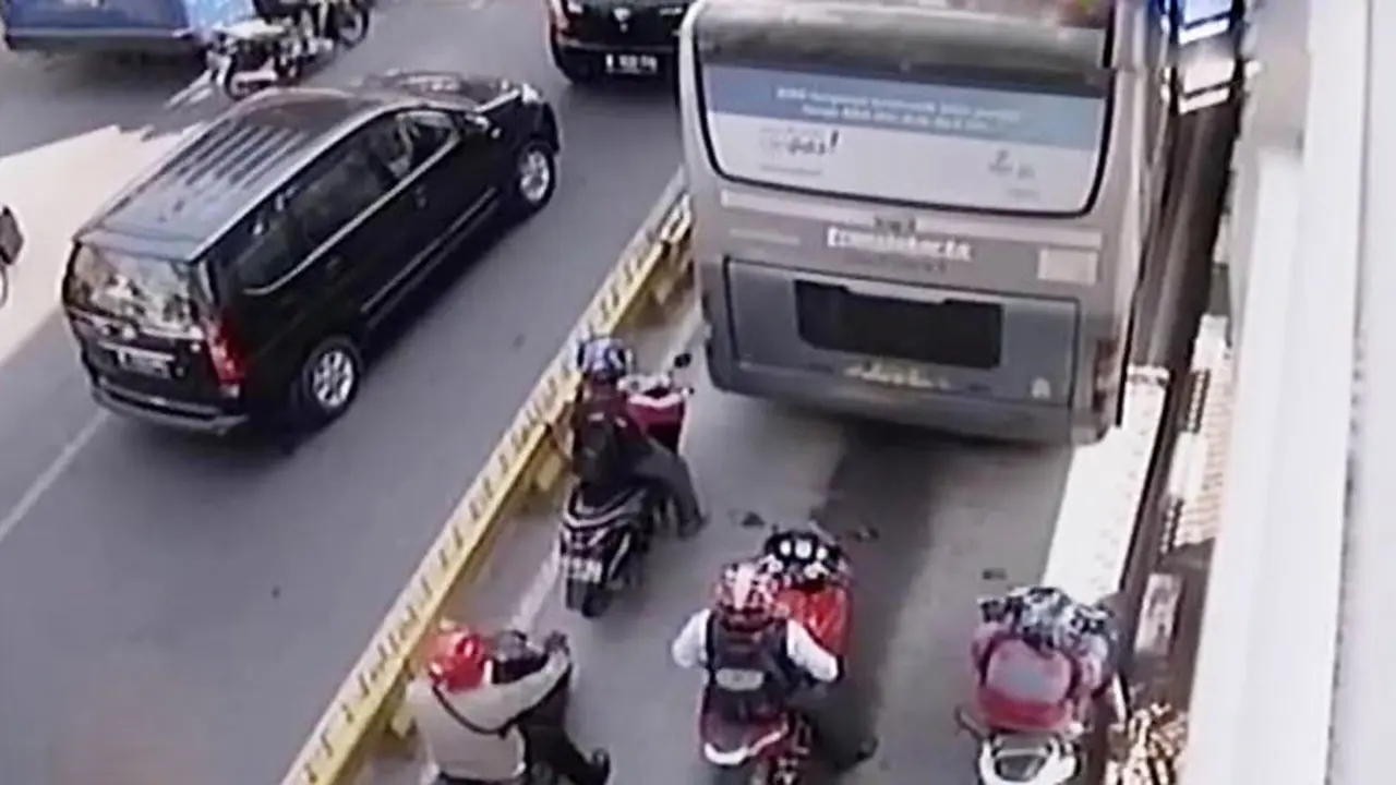 (Lip6 Siang) Jalur-Busway