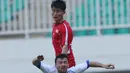 Gelandang Korea Utara, Jon Se Gye (atas) berebut bola dengan pemain Uzbekistan, Tukhtasinov Nurilio pada laga perdana PSSI Anniversary 2018 di Stadion Pakansari, Kab Bogor, Jumat (27/4). Laga berakhir imbang 2-2. (Liputan6.com/Helmi Fithriansyah)