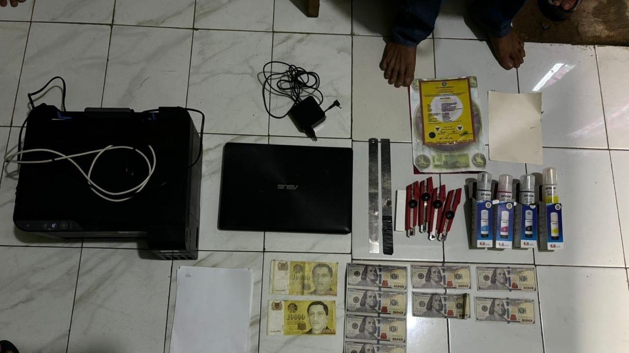 Polisi Bongkar Peredaran Dolar Palsu, Ada Uang yang Belum Dipotong