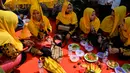 Sejumlah wanita menunggu untuk menikmati makan siang selama perayaan maulid akbar Nabi Muhammad SAW di Banda Aceh, Aceh, Kamis (6/2/2020). Acara itu menyediakan 808 hidangan dari 90 desa dan instansi pemerintah dengan mengundang 25.000 tamu dari berbagai daerah. (Photo by Chaideer MAHYUDDIN / AFP)