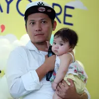 Selain sering main bersama ayahnya, Gempi juga suka makan loh! (Wimbarsana/Bintang.com)