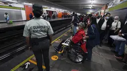 Seorang anggota Garda Nasional Meksiko berjaga-jaga di stasiun kereta bawah tanah di Mexico City, Kamis (12/1/2023). Wali Kota Mexico City mengatakan lebih dari 6 ribu petugas Garda Nasional akan ditempatkan di sistem kereta bawah tanah kota setelah serangkaian kecelakaan yang menurut para pejabat bisa jadi karena sabotase. (AP Photo/Fernando Llano)