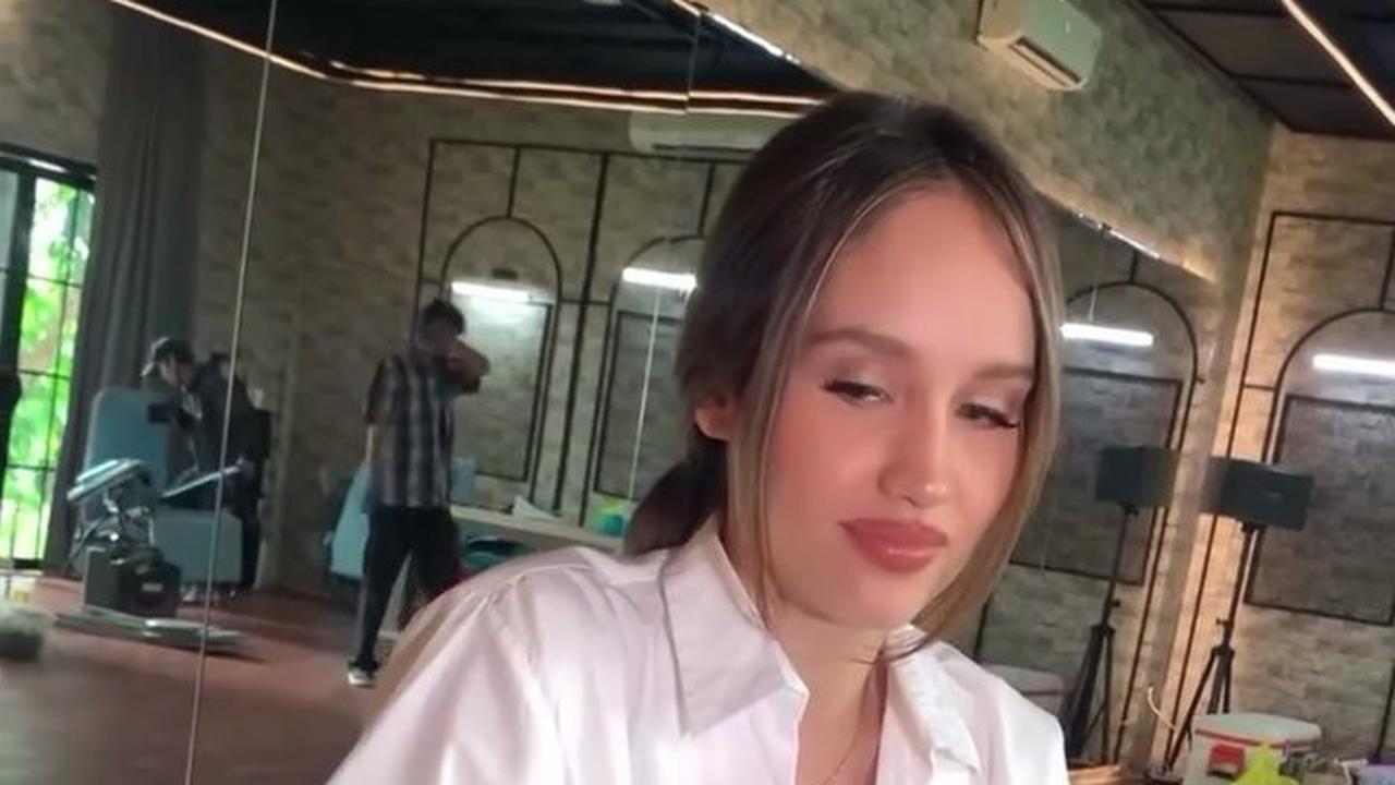 7 Potret Cinta Laura Lakukan Donor Darah Pertama Kali, Ditemani Arya Vasco - Punya Golongan Darah Langka
