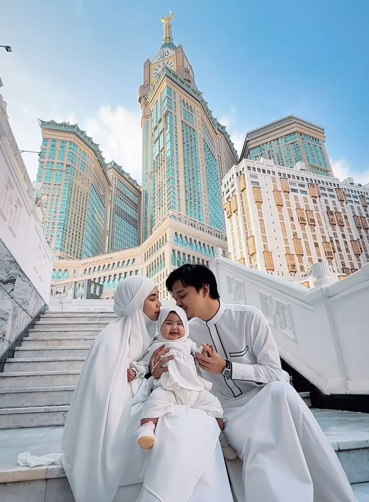 Potret Manis Anisa Rahma dan Suami Umroh saat Ramadan, Momen Bareng Si Kecil Jadi Sorotan