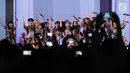 Kelompok penyanyi wanita JKT48 tampil membawakan lagu saat pembukaan rangkaian kegiatan perayaan 60 tahun hubungan diplomatik Indonesia-Jepang. di depan area Museum Fatahillah, Jakarta, Jumat (19/1). (Liputan6.com/Helmi Fithriansyah)