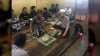 Polisi Ini Sabar Ajari Tahanan Salat dan Baca Alquran