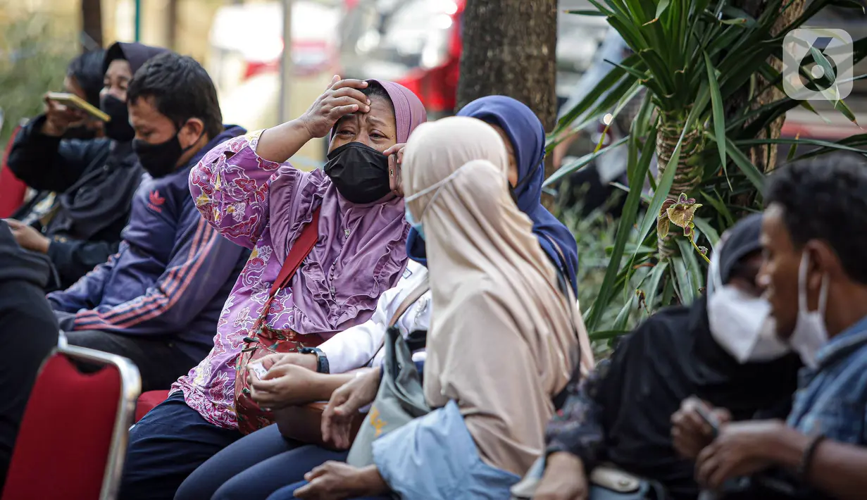 Sejumlah keluarga korban kebakaran Lapas Kelas I Tangerang mendatangi RS Polri Kramat Jati di Jakarta, Rabu (8/9/2021). Keluarga korban kebakaran Lapas Kelas I Tangerang mendatangi Posko Ante Mortem untuk melaporkan kehilangan anggota keluarga mereka. (Liputan6.com/Faizal Fanani)