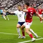 Bek kiri Inggris Kieran Trippier berduel dengan Morten Hjulmand dari Denmark pada laga grup C Euro 2024 di stadion Deutsche Bank Park (AP)