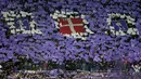 Suporter Fiorentina memberikan dukungan kepada tim kesayangan mereka di leg pertama 16 besar Liga Europa di Stadion Artemio Franchi, Italia, Jumat (13/3/2015) . Fiorentina bermain imbang 1-1 dengan AS Roma. (AFP PHOTO/Reuters/Max Rossi)