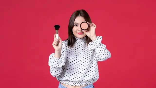 Ingin Makeup Tahan Lama di Acara Outdoor? Ini Tips agar Makeup Awet dan Tidak Luntur saat Cuaca Panas! (Foto: Freepik/KamranAydinov)