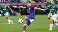 Pemain Barcelona, Robert Lewandowski, melepaskan tendangan saat melawan Alaves pada laga pekan ke-13 La Liga 2023/2024 di Estadi Olímpic Lluís Companys, Minggu (12/11/2023). Barcelona sukses melakukan comeback 2-1 saat melawan Alaves. (AP Photo/Joan Monfort)