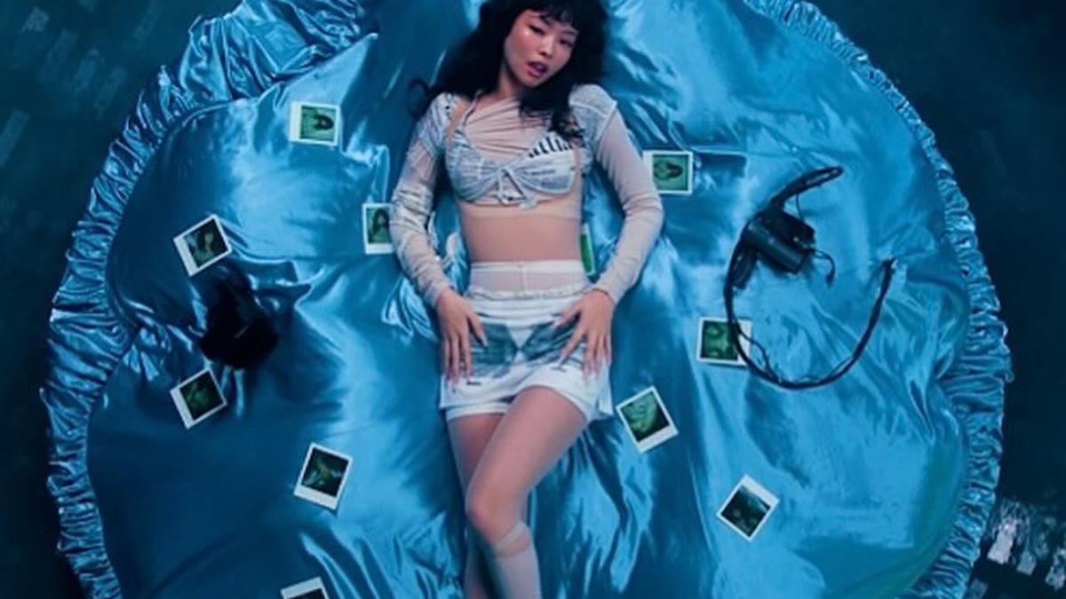 6 Potret Jennie BLACKPINK Tampil Futuristik dalam Kolaborasi Perdana dengan Dua Lipa, Pakai Heels Mewah Rp12 Juta