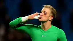 Kiper Manchester City Joe Hart meninggalkan lapangan setelah mengalami luka di wajahnya pada pertandingan sepak bola Liga Inggris antara Manchester City vs Crystal Palace di Stadion Etihad, Manchester (28/12/13). (AFP/Andrew Yates)