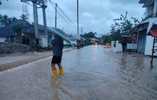 Banjir Jalan Nasional Agam Lumpuhkan Akses Padang-Pasaman Barat