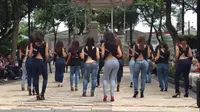 Simak video sekumpulan wanita asal Mexico bergoyang Kizomba, goyang bokong yang menggoda. Sumber: Brightside.me.