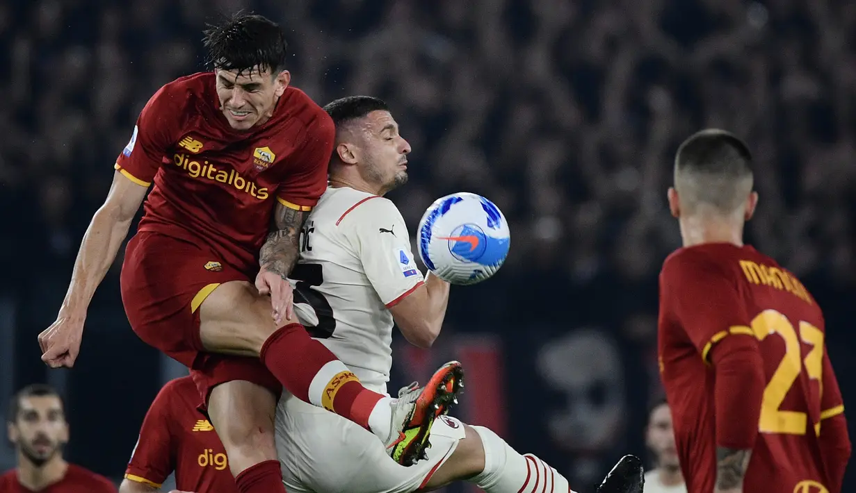 Bek AS Roma, Roger Ibanez (kiri) berebut bola dengan gelandang AC Milan, Rade Krunic pada pekan ke-11 Liga Italia di Stadio Olimpico, Roma, Senin (1/11/2021) dini hari WIB. AC Milan menang 2-1 meski harus bermain 10 orang. (Filippo MONTEFORTE / AFP)