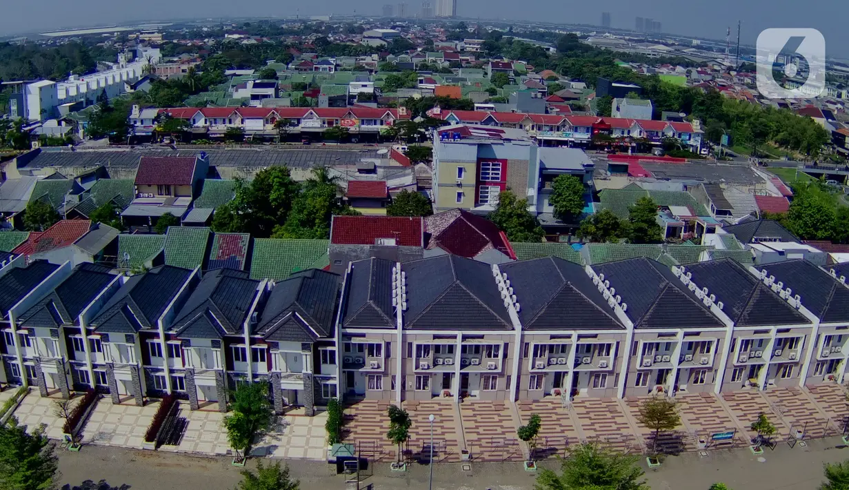 Foto udara menunjukan deretan rumah isolasi terpusat Bekasi Berantas Pendemi (Berani) di Jababeka, Cikarang, Kabupaten Bekasi, Jawa Barat, Rabu (28/7/2021). Rumah isolasi tersebut disediakan untuk buruh pabrik di kawasan kabupaten Bekasi. (Liputan6.com/Herman Zakharia)