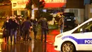Petugas keamanan berjaga disekitar lokasi terjadinya penembakan di Istanbul, Turki (1/1). Diduga dua orang pria bersenjata memasuki kelab malam Reina, Istanbul dan langsung melancarkan aksi serangan brutal. (Reuters/Osman Orsal)