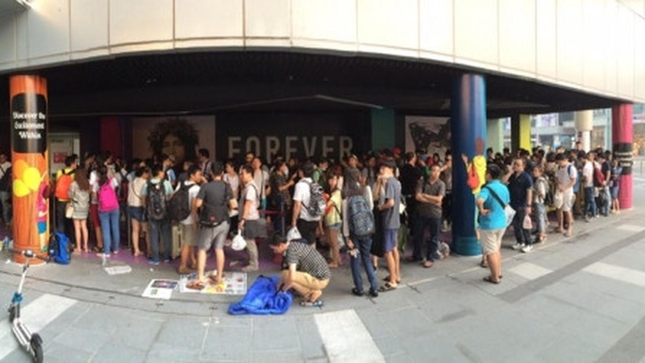 Tak peduli kabut asap, warga Singapura antusias antre iPhone 6s